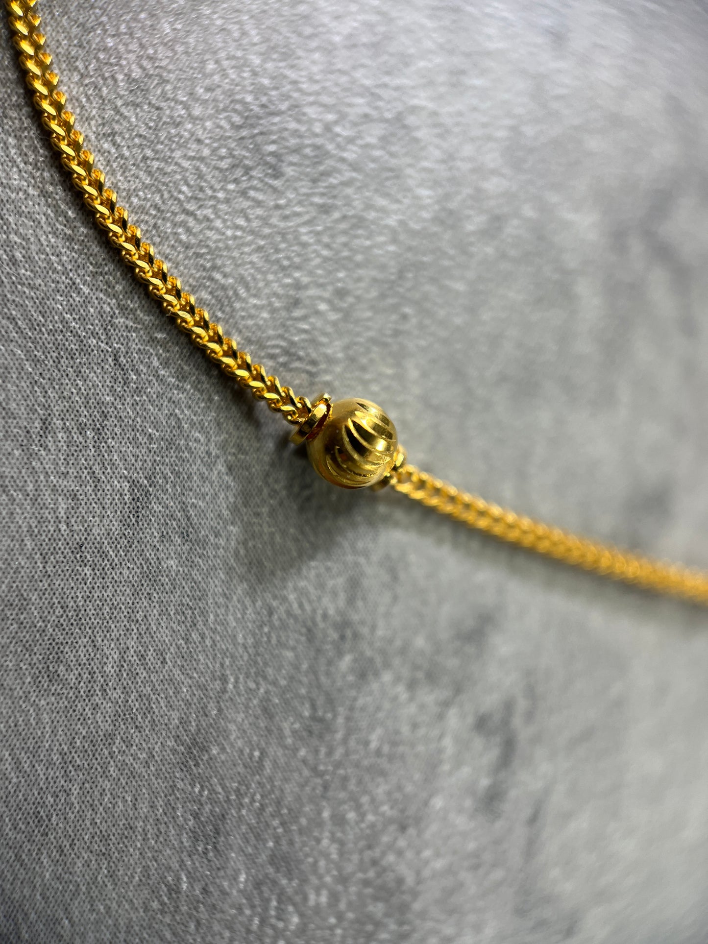 Close up details on the chain - Very classy design, all set in yellow gold 